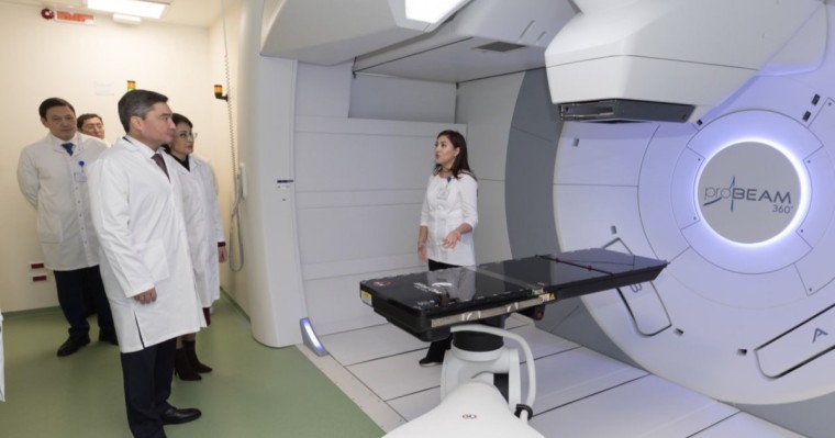 Олжас Бектенов мемлекеттің қолдауымен жарақтандырылған Ұлттық ғылыми онкология орталығының жаңа корпусының жағдайын тексерді