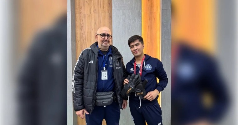 «Уәдесінде тұрды»: Тибо Куртуа өзі келмесе де, Астанадағы жанкүйеріне қолғабын беріп жіберген