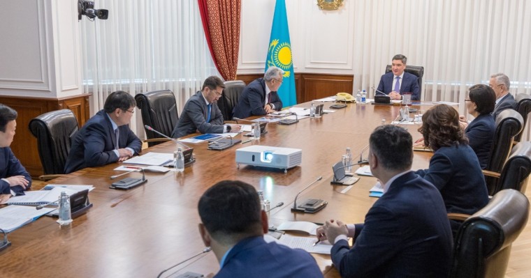 Қазақстанның оңтүстігіндегі мектептерді сауда орталықтары мен мейрамхана  ретінде көрсетіп, ақша жымқырған