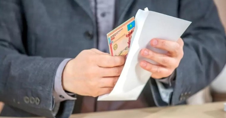 "Конверттегі жалақы": Міндетті төлемдерді бақылау еңбек нарығын реттей ме?
