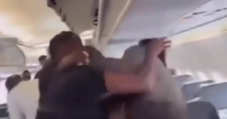 Бүкіл әлемге танымал әзілкеш пен блогер ұшақ ішінде төбелесіп, шу шығарған (ВИДЕО)