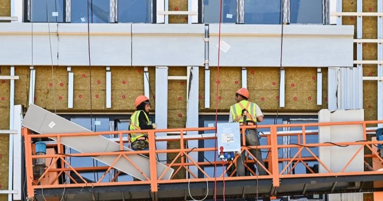 Астанада үш құрылысшы биіктен құлап кетті: Полиция тергеу бастады