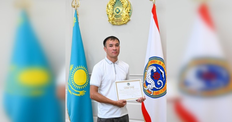 Алматыда көпқабатты үйді өрттен аман алып қалған батыр марапатталды