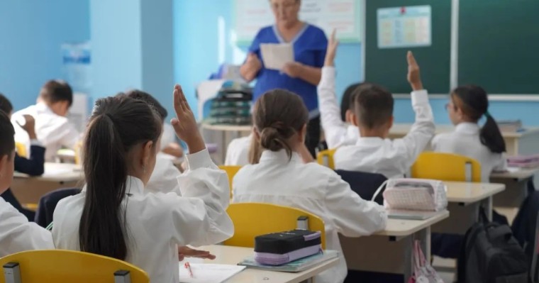 "Мұғалімдердің жартысынан көбі өз пәнін білмейді" – Мәжіліс депутаты шындықты ашып айтты