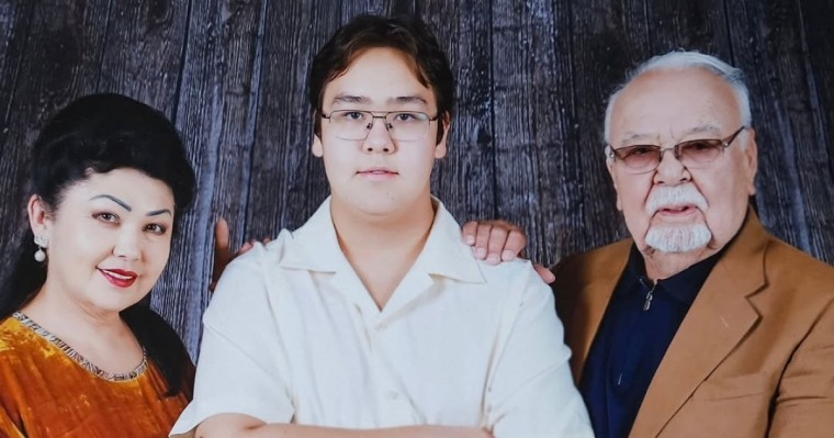 "Әкесінің көшірмесі ғой": Желіде Асанәлі Әшімовтің кіші ұлының суреті тарады (ФОТО)