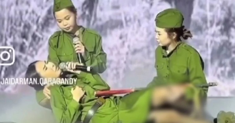 “Мәншүк пен Әлияның рухына құрметсіздік”: Жайдарманның шектен шыққан әзілі жаға ұстатты (ВИДЕО)