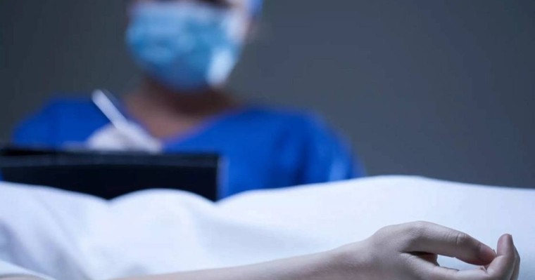 Елге танымал заңгер шаш ектіремін деп көз жұмды (ФОТО)