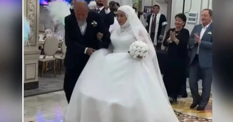 Жұбайына ақ көйлек кигізген 75 жастағы ақсақал желіні шулатты