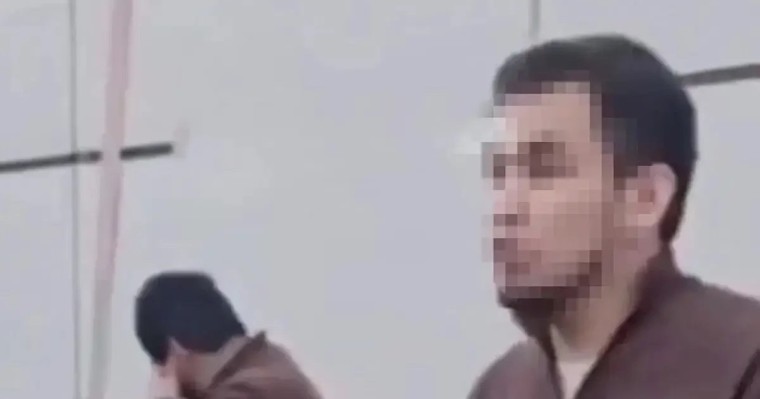 Бір топ жігіт көшеде бейтаныс қызды күштеп ұрлап әкетпек болған