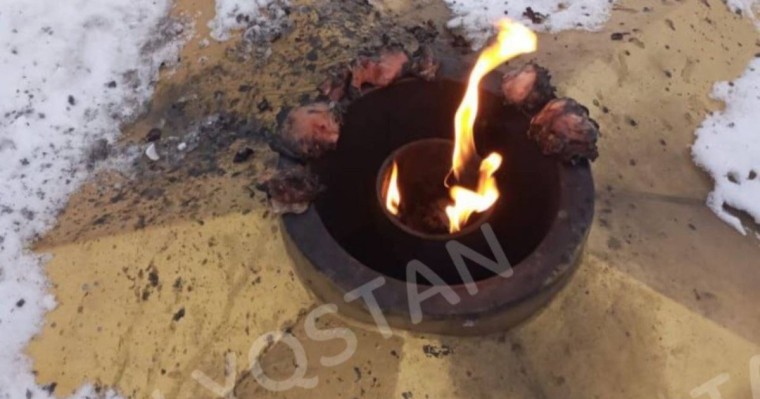 «Бұл не масқара?!»: Риддерде Мәңгілік алау ескерткішіне тауық қуырған