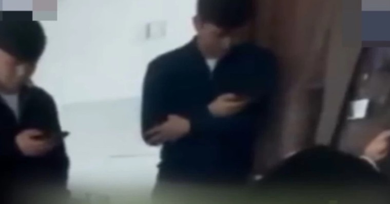 Алматы облысында дене шынықтыру мұғалімі оқушыны шашынан сүйреп, соққы жасаған