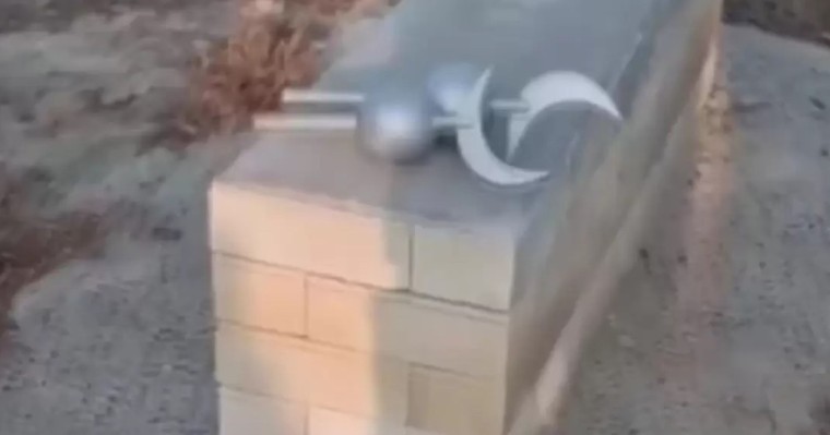 Атырауда зиратты талқандаған үш жасөспірім ұсталды