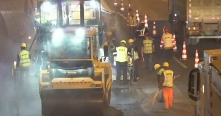 Қытайлар бір түнде 8 мың тонна асфальт төсеп, жолды қалпына келтірген