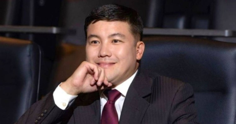 "Батасын беріп, ақылын айтты": Тұрсынбек Қабатов танымал топқа өз әнін сыйға тартты (ВИДЕО)