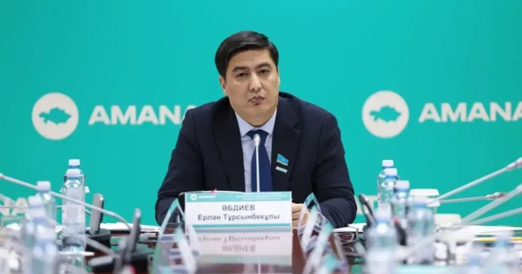 «Қылмыстық жазаға тарту керек»: депутат ерекше балалардың арын таптаған блогерлерге шүйлікті