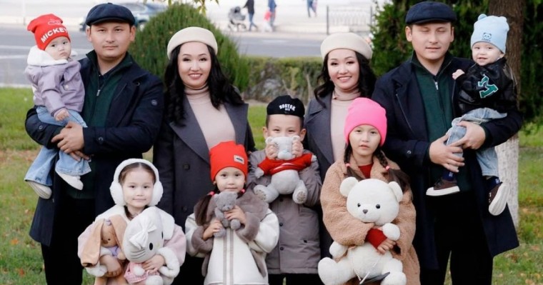 "10 жыл бірге": Егіздерден құралған отбасы көпшілікті тәнті етті (ФОТО)
