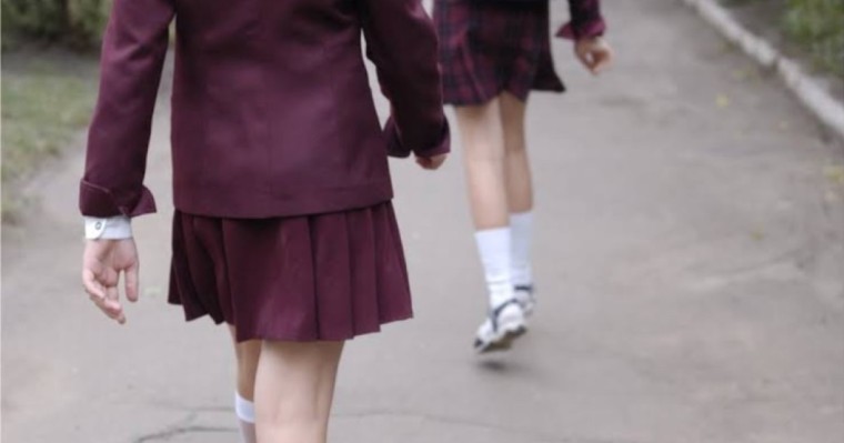 “Қысқа юбка, макияж”: діни блогер мектеп оқушыларына шүйлікті