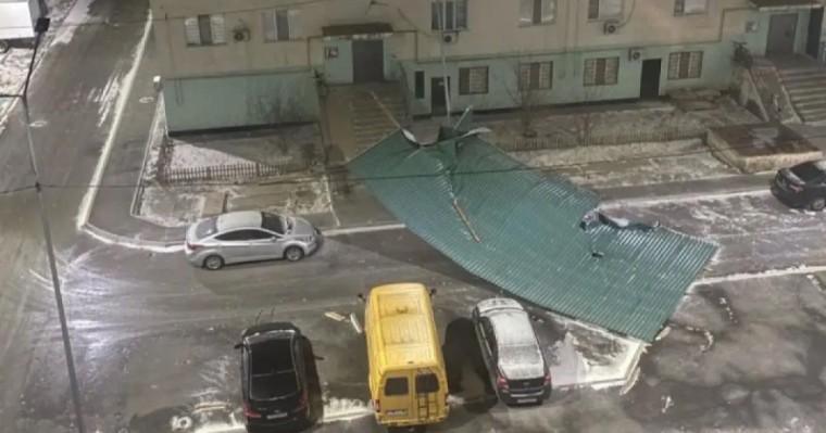 Атырауда дауылдан емхананың төбесі ұшып, көліктер зақымданды