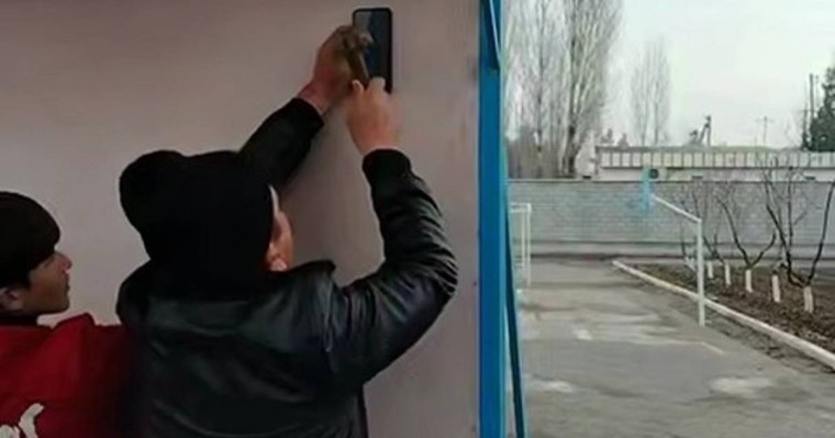 Мектеп директоры сабақ үстінде оқушының телефонын тартып алып, балғамен шағып тастаған (ВИДЕО)