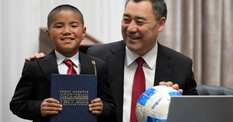 Қырғыз Президенті қалың қарды омбылап сабаққа барған оқушыға өз телефонын сыйлады