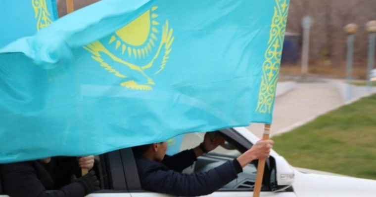 Көлікке ту ілген жүргізушілерге айыппұл салына ма?