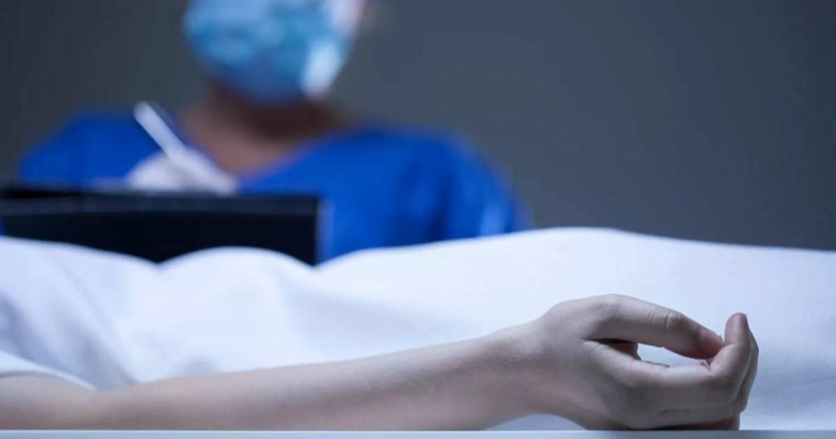 "Туған ұлы қасақана өлітрген": Елге танымал актер мен оның әйелі үйлерінен ес-түссіз табылды