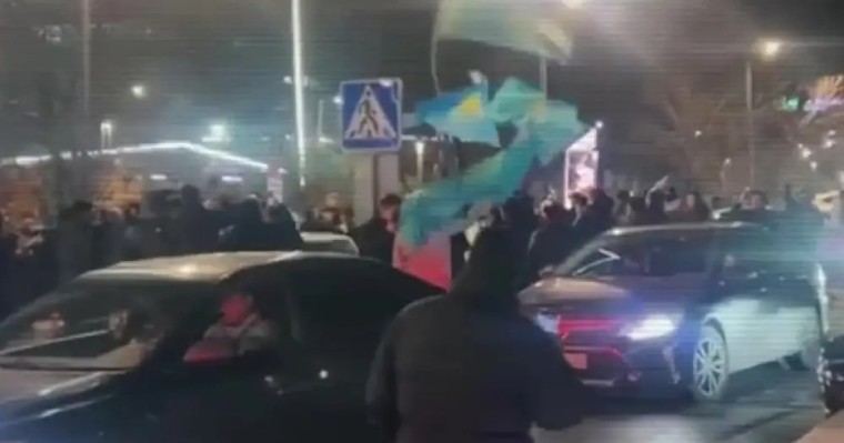 Көлікті көк тумен безендіру: 4 полиция қызметкері жұмыстарынан айрылып қалды