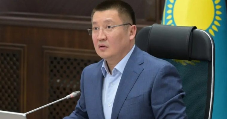 «Отырсаң опақ, тұрсаң сопақ»: Байханов Threads желісін жүргізу себебін түсіндірді