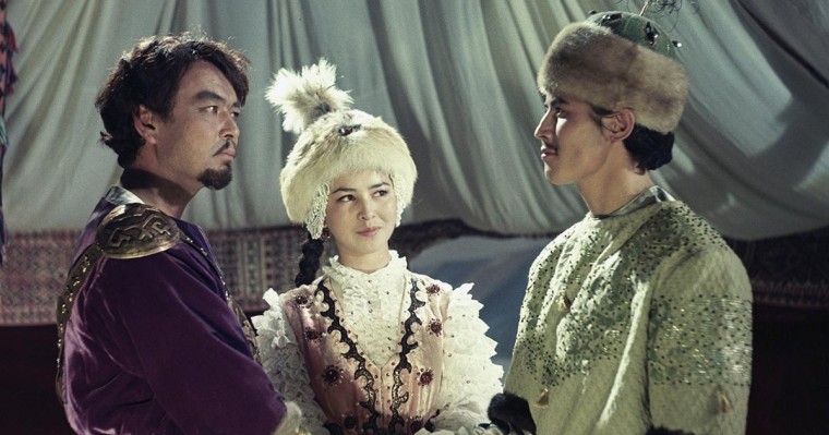 Кинода Төлеген мен Жібекке кедергі болған Бекежан өмірде екеуінің тойын басқарып берді