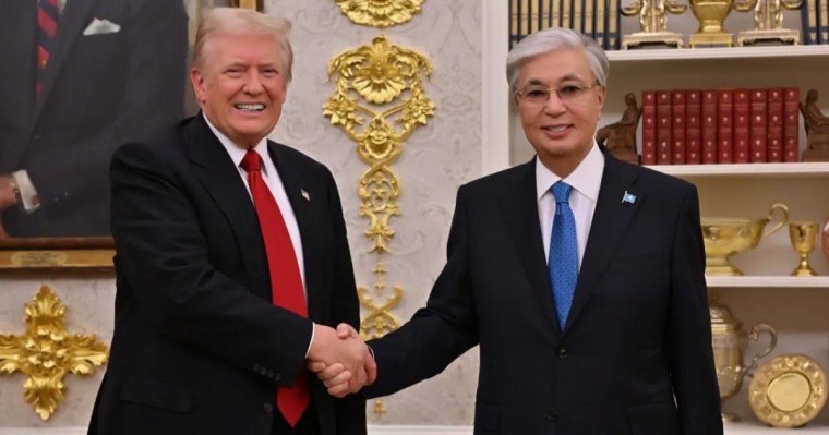АҚШ президенті Трамп Тоқаевқа Ақ үйдің кілтін сыйлады