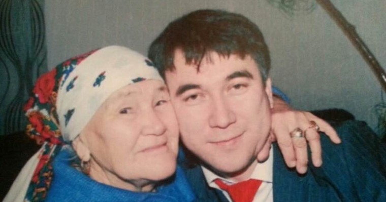 "Сіз барда дүние де түгел, көңіліміз тоқ еді..." – Есен Елеукен жүректерді тебіренткен жазбасын жариялады (ФОТО)