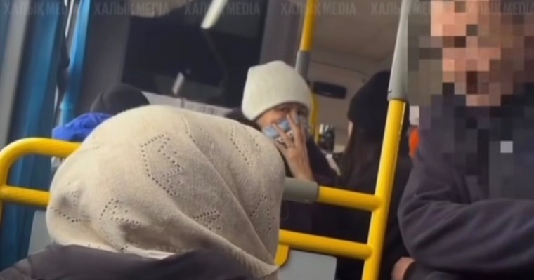 “Анасы жоқ па?”: Қарт кісіні автобустан түсіріп жібермек болған жүргізуші елдің ашуына тиді (ВИДЕО)