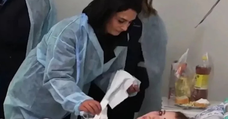 Ақтаудағы ұшақ апатынан тірі қалған бортсерік 1 жылдан кейін жұмысына қайта оралды