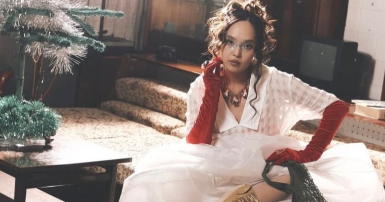 “Нанды неге аяқ астына қойған?”: Айжұлдыз Адайбекованың кезекті фотосессиясына жұрт таңданыс білдіруде