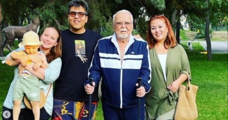 "Асанәлі ағаны тағдырымен, мұң-қасіретімен қабылдаған адам": Танымал журналист жан сырын ақтарды (ФОТО)