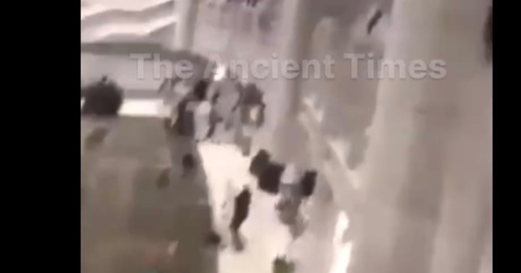 Ер адам Меккедегі мешіттің жоғары қабатынан құлап, өзіне қол жұмсады (ВИДЕО)