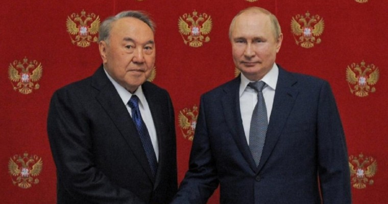 "Халқы пана болмайтынын сезген": Депутат Назарбаевқа елден шығуға шектеу қоюды ұсынды (ФОТО)