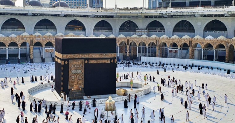 “Меккеде қайыр сұраған бірінші қазақ”: блогердің әрекеті елдің ашуына тиді