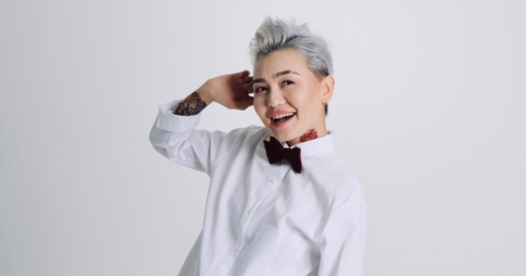 “Тәй-тәй демейсіздер ме?”: Гүлмира Ізбасқан 30-ға келіп тұсауын кестірді (ВИДЕО)