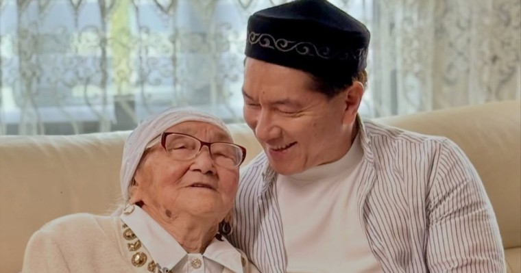 "Анаңдай қамқор бар ма екен?" – Сәкен Майғазиев анасы туралы жан тебірентерлік жазба жариялады (ФОТО)