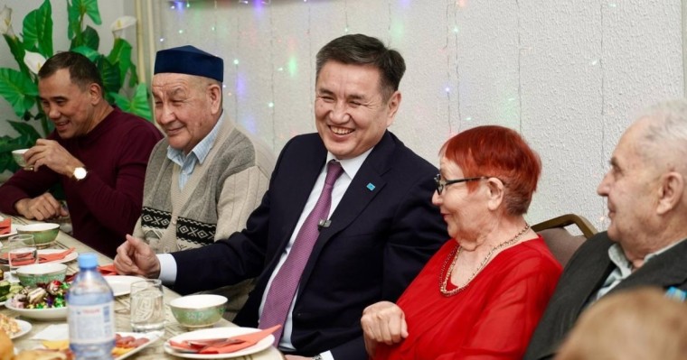 «Жыл әкімі!» - ШҚО әкімі жаңажылдық кешті жалғызбасты қарттармен өткізді