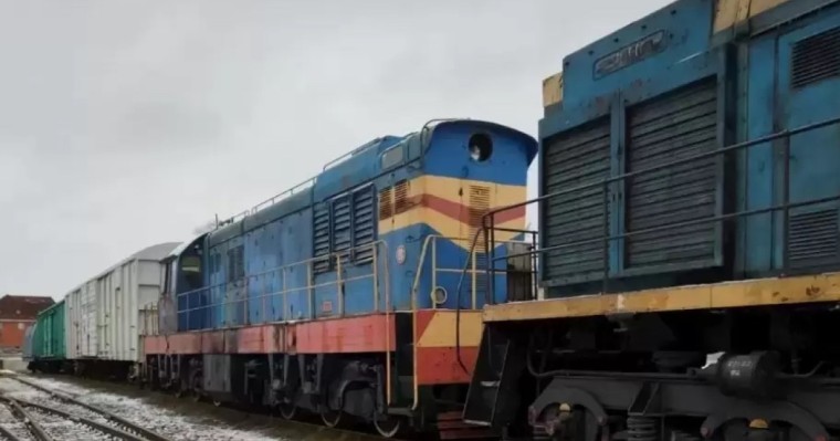 Ақтауда теміржол өткелінде жеңіл көлік тепловозбен соқтығысты