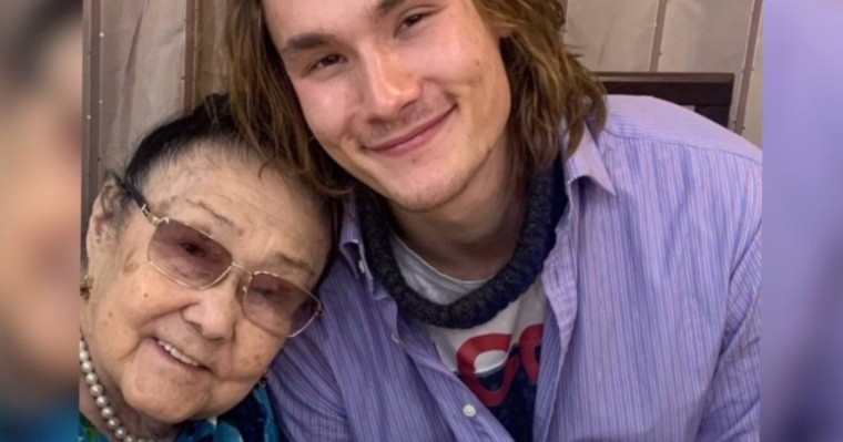 "Тектінің тұяғы, асылдың сынығы": Батырхан Шүкеновтің ұлы Бибігүл Төлегенованың ақ батасын алды (ВИДЕО)