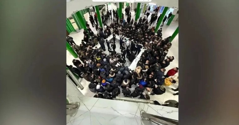 Атырау мен Ақтауда «әдемі нөмірге» сұраныс артты: тұрғындар таңғы бестен кезекте тұр