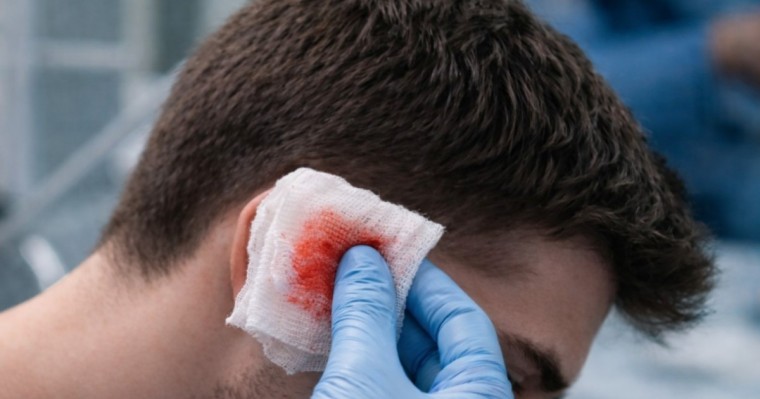 Атыраулық екі азамат жанжалдасып, бірі сол жақ құлағынан айырылды