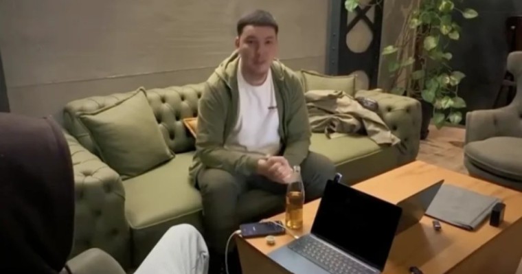 Ел арасында "атыраулық хакер" деп танылған блогер сұхбат берді (ВИДЕО)