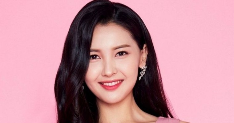 Танымал әнші Айдана Меденова да хиджабын шешті