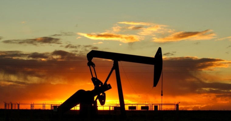 Трамп Венесуэла мұнайын сатудан түскен қаражатты бұғаттау туралы жарлыққа қол қойды