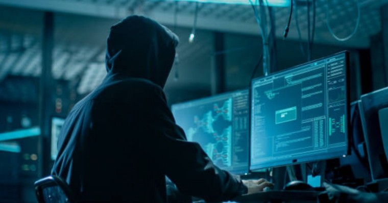 "Коста-Рикадан шетелдік нөмір арқылы жазды": Танымал журналист өзіне "Атырау хакер" жазғанын айтты (ВИДЕО)