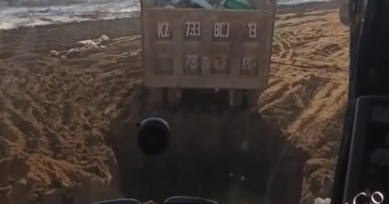 «Осы үшін мені жұмыстан шығарады»: жұмысшы құрылыс қоқыстардың заңсыз жерге көміліп жатқанын айтты